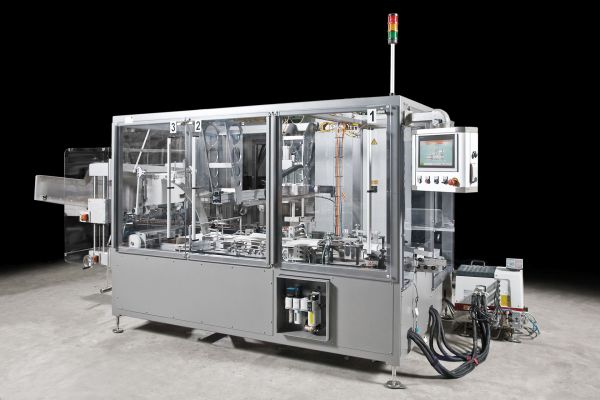 emkon. packaging machinery: Traypacker for protective face masks